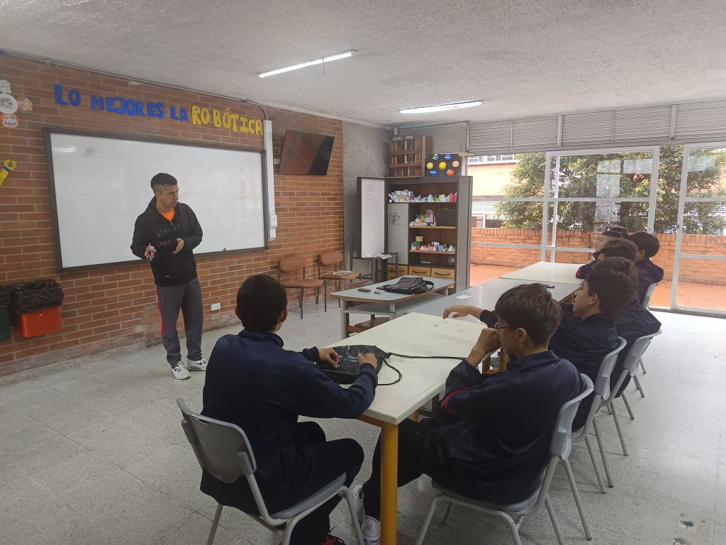 Nuestros estudiantes recibiendo capacitación especializada en electrónica.